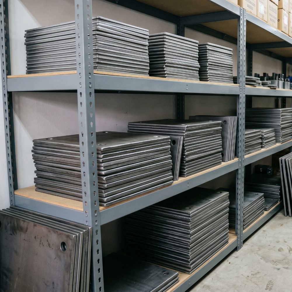 Platinas de acero con perforaciones fabricadas a la medida en Costa Rica